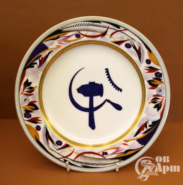 Декоративная тарелка с изображением советской эмблемы