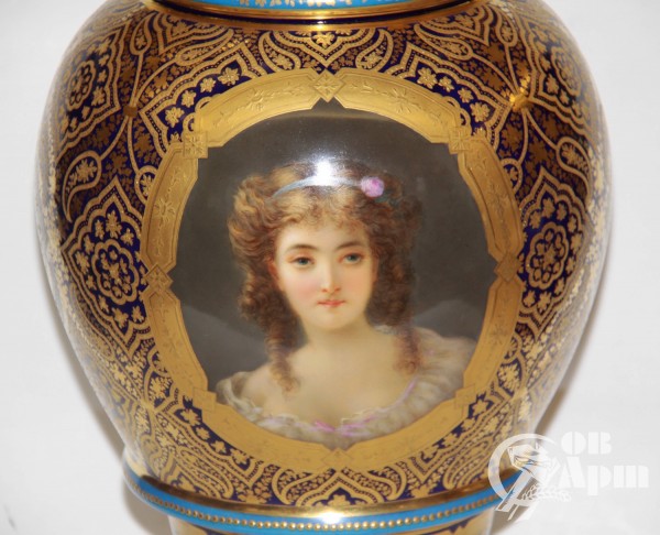 Декоративная ваза с женским портретом и букетом в медальонах