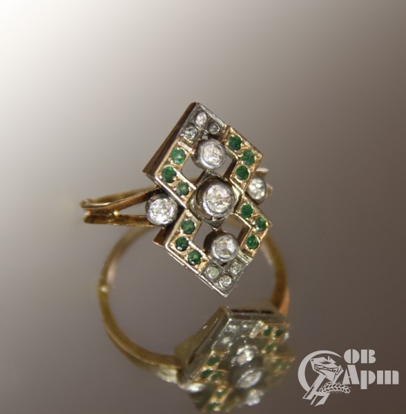 Кольцо с бриллиантами и изумрудами