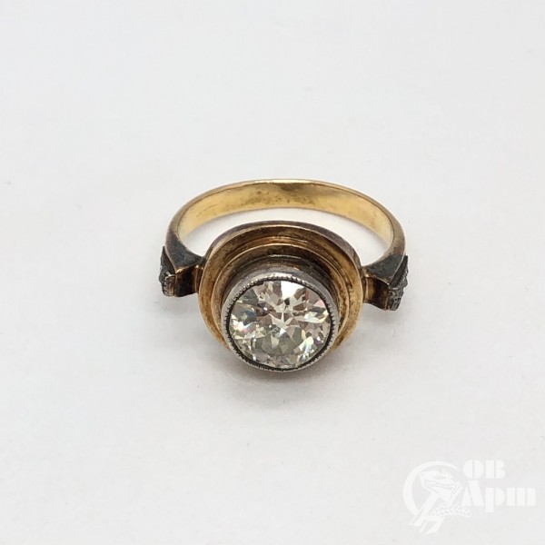 Кольцо с бриллиантом и алмазами