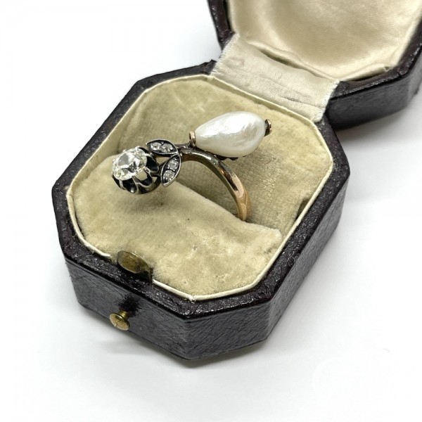 Кольцо с бриллиантом и барочным жемчугом