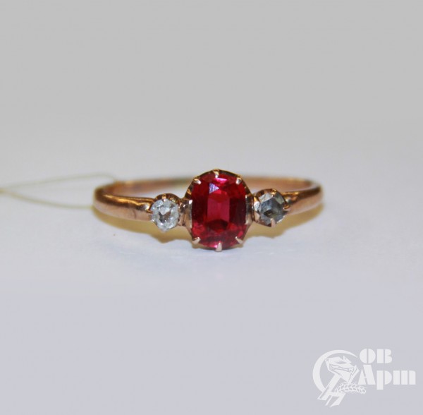 Кольцо с рубином выращенным и алмазами