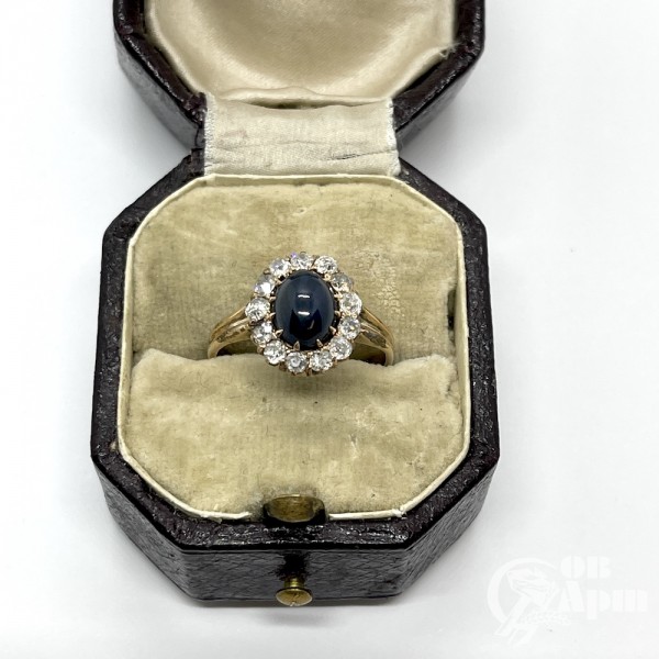 Кольцо с сапфиром кабошоном и бриллиантами