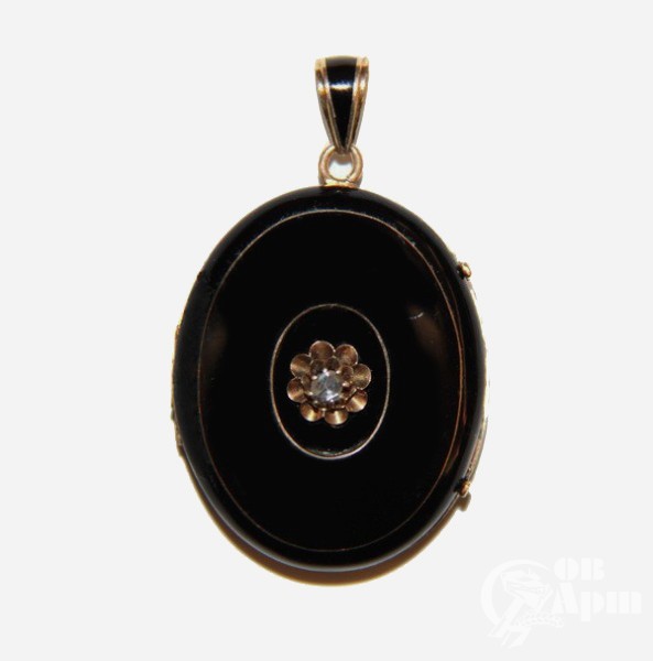 Медальон с черной эмалью и алмазом