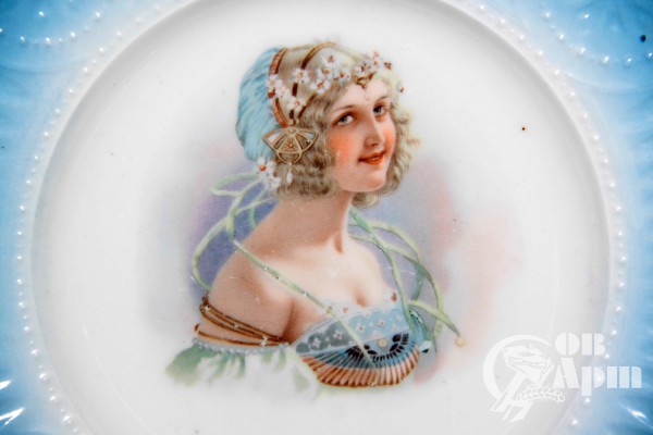 Парные декоративные тарелки с женскими портретами
