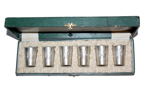 Серебрянные стопки с изображенем герба в старинном футляре