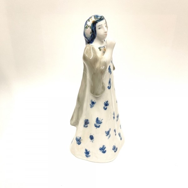 Скульптура "Девушка в длинном платье"