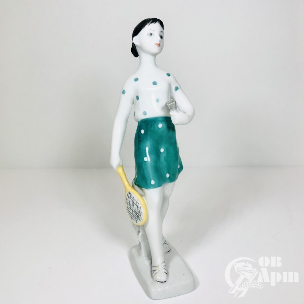 Скульптура «Бадминтонистка». Девочка с ракеткой.