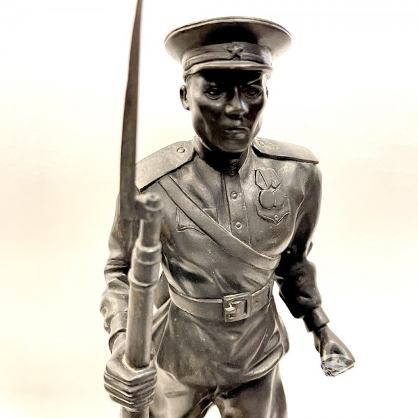 Скульптура  "Боец с винтовкой"