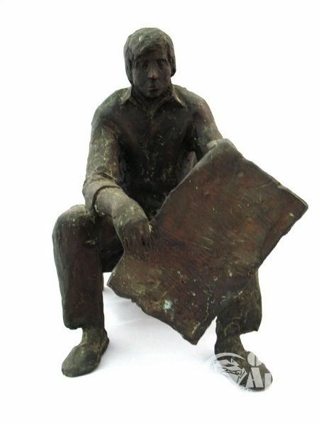 Скульптура "Читающий газету"