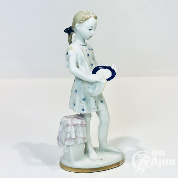 Скульптура "Девочка с тарелкой"