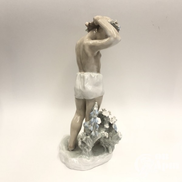 Скульптура "Девочка с венком"