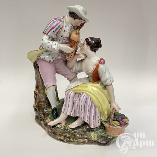 Скульптура "Девушка с фруктами и кавалер"