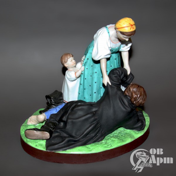 Скульптура "Из кабака. Женщина с ребенком,поднимающая пьяного мужа"