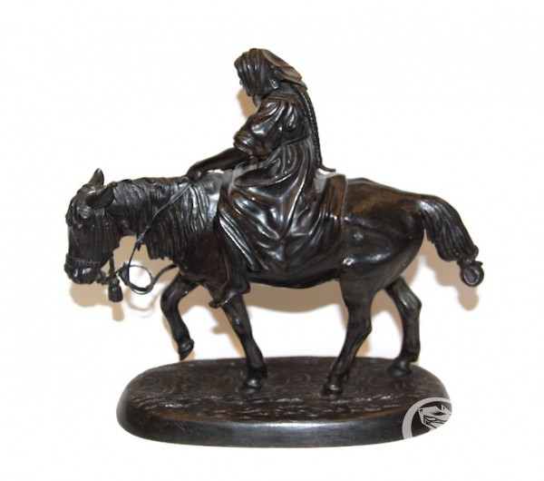 Скульптура "Крестьянка верхом на лошади с граблями"