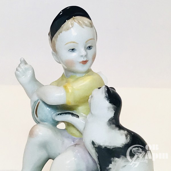 Скульптура " Мальчик с кошкой"