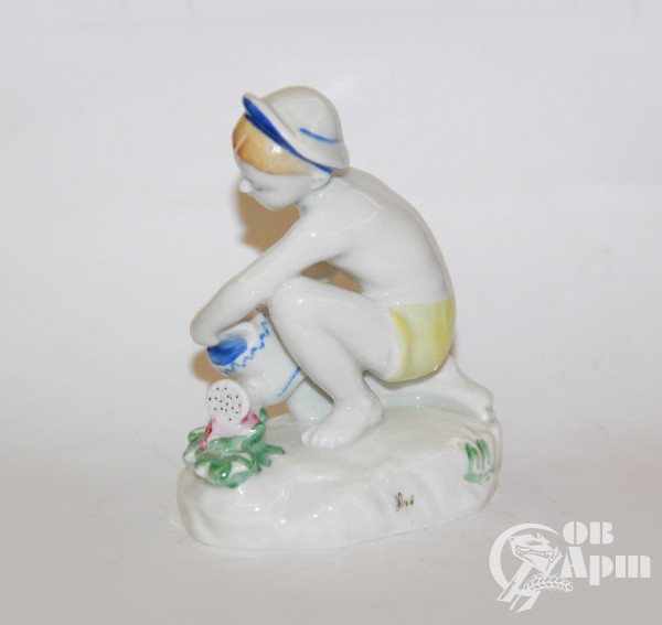 Скульптура "Мальчик с лейкой" ("Юный садовод")