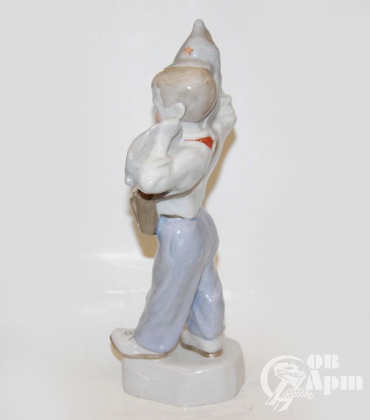 Скульптура "Мальчик с противогазом"