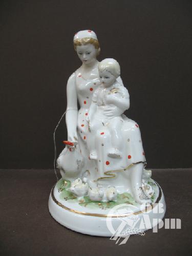 Скульптура "Мама с ребенком"