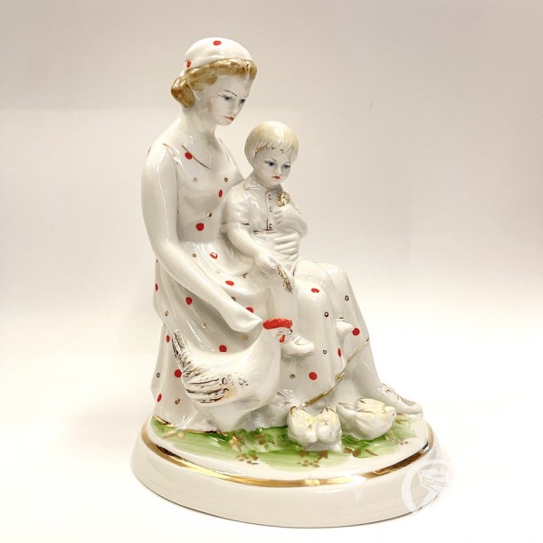 Скульптура "Мама с ребенком  кормит кур"