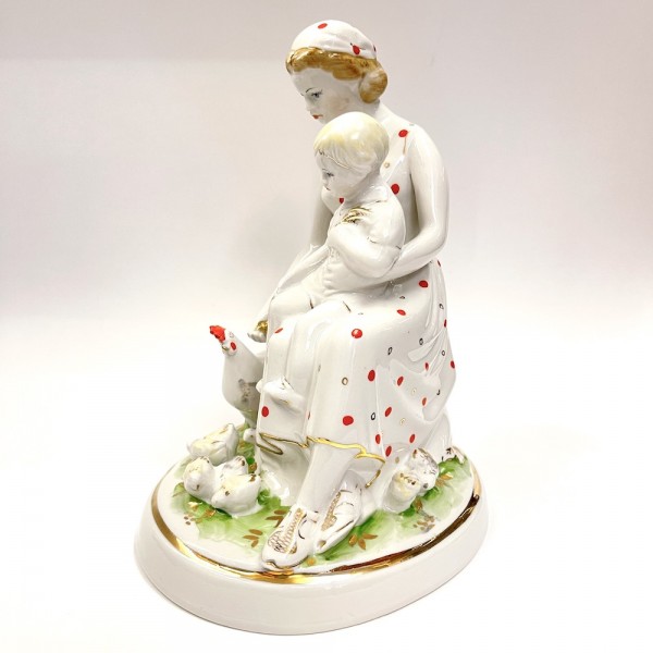 Скульптура "Мама с ребенком  кормит кур"