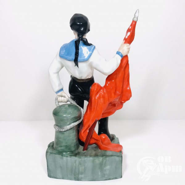 Скульптура " Матрос со знаменем"