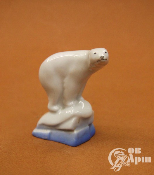 Скульптура "Медведь на льдине"