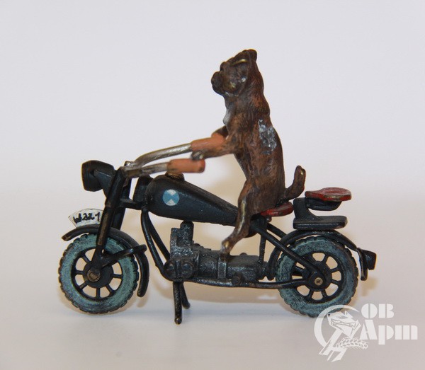 Скульптура "Мопс на мотоцикле"