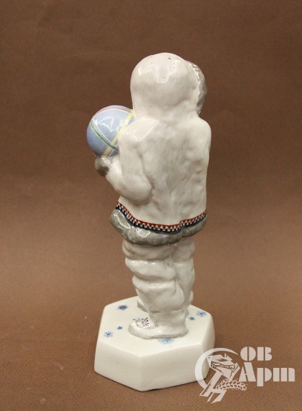 Скульптура "Ребенок-чукча с мячом"