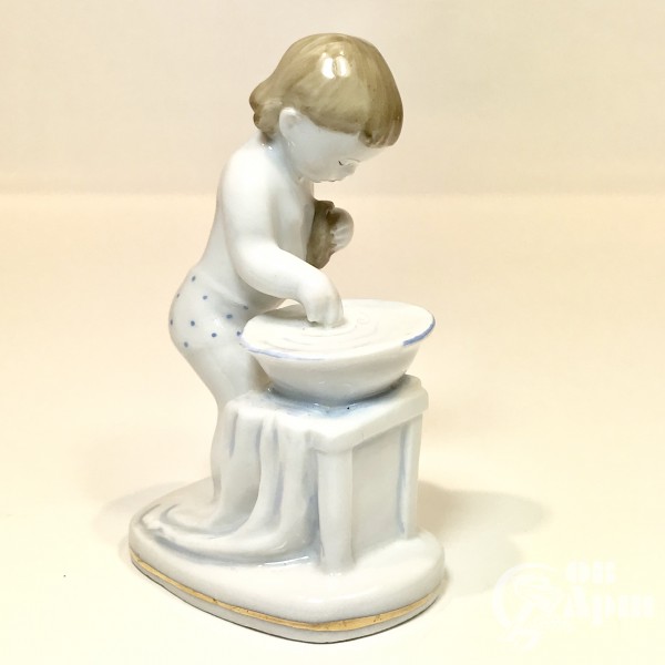 Скульптура "Ребенок у тазика"(Утро)