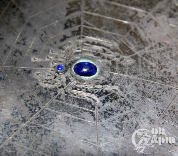 Сумочка серебряная с изображением паука