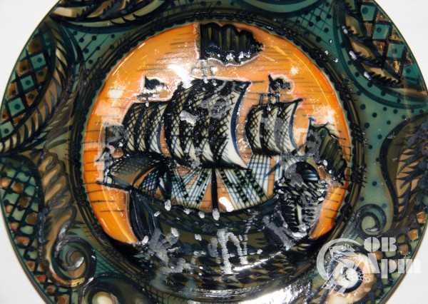Тарелка "Кораблик в орнаменте"