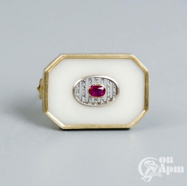 Брошь с рубином и алмазами на белом агате фирмы Болин