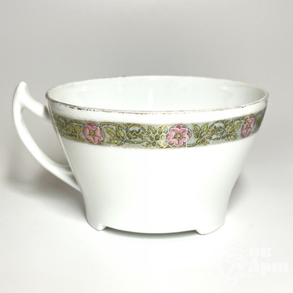 Чайные пары с цветочной гирляндой  в стиле модерн