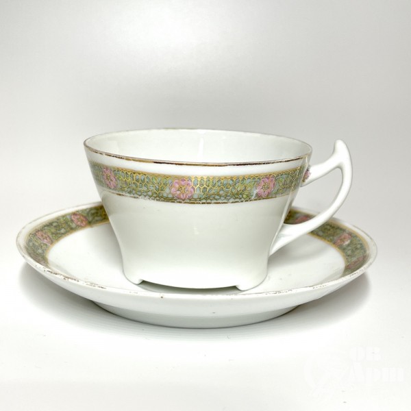 Чайный набор с цветочной гирляндой в стиле модерн