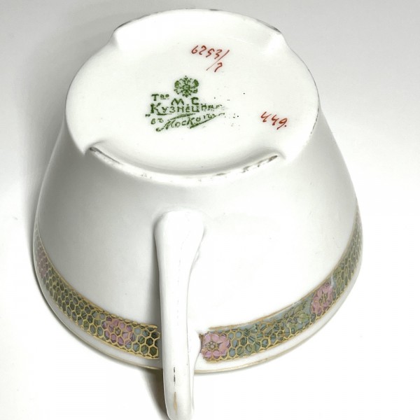 Чайный набор с цветочной гирляндой в стиле модерн