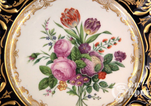 Декоративная тарелка с флористическим рисунком периода Николая I