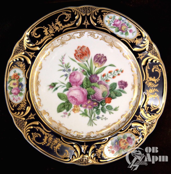 Декоративная тарелка с флористическим рисунком периода Николая I