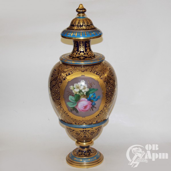 Декоративная ваза с женским портретом и букетом в медальонах