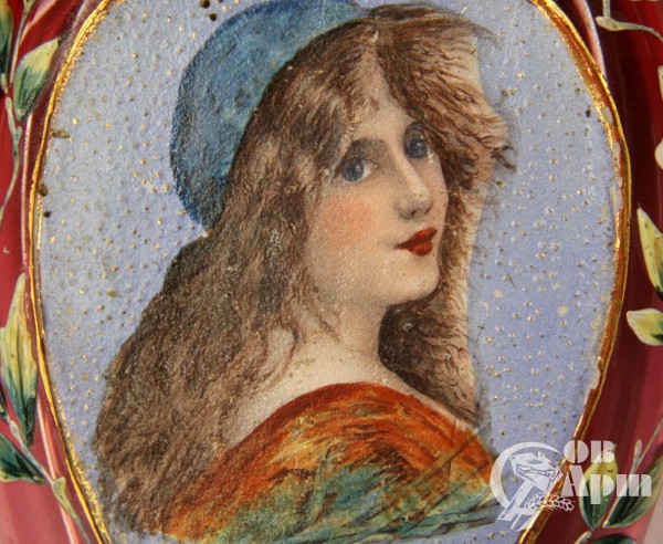 Флакон с изображением женского портрета