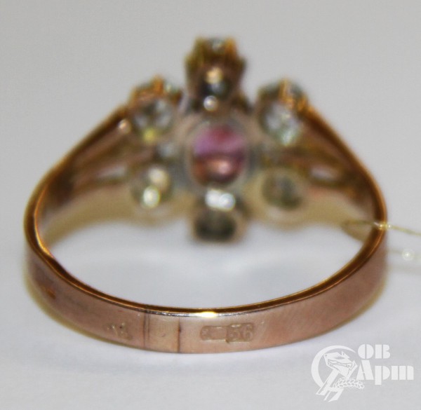 Кольцо с бриллиантами и розовым сапфиром