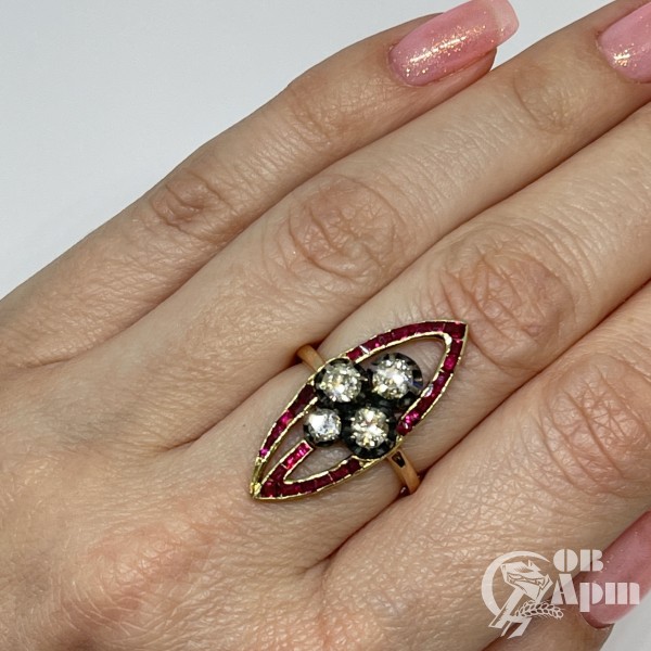 Кольцо с бриллиантами и рубинами