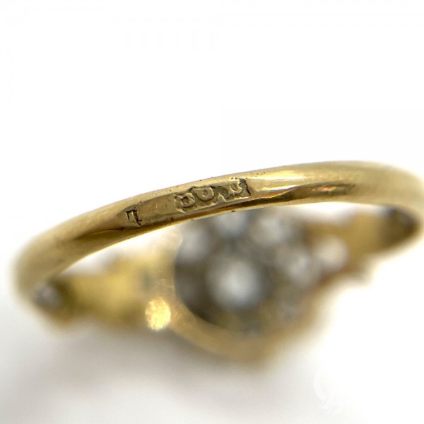 Кольцо с бриллиантом и алмазами