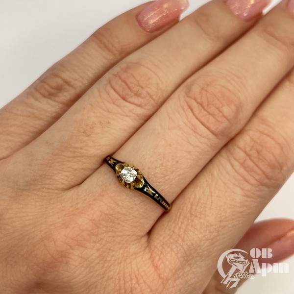 Кольцо с бриллиантом и черной эмалью