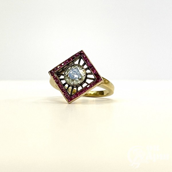 Кольцо с бриллиантом и рубинами