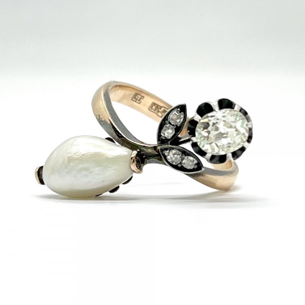 Кольцо с бриллиантом и барочным жемчугом