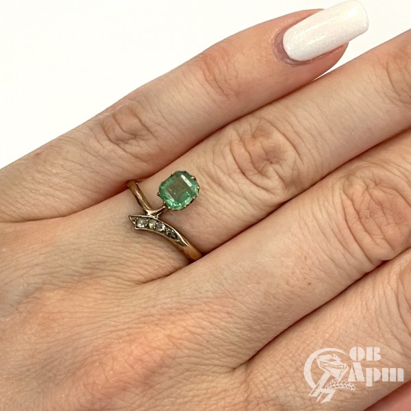 Кольцо с изумрудом и алмазами