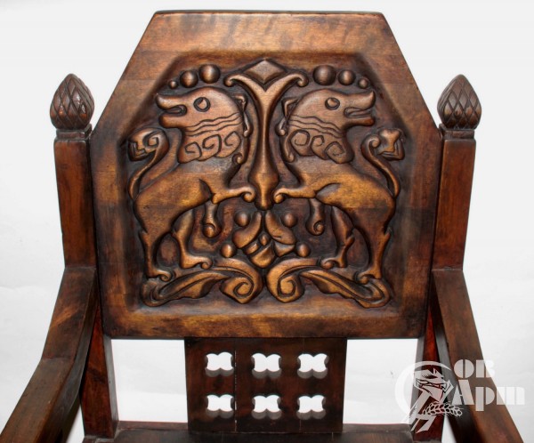 Кресло резное с изображением львов