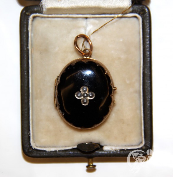 Медальон с черной эмалью и жемчугом