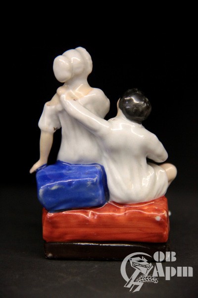 Миниатюрная скульптура "Молодая пара"